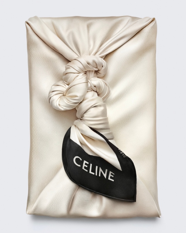 Celine 2026春季女裝大秀將於7月6台灣晚間20:30發表，目前品牌已發出影像預告，全球時尚迷高度期待！