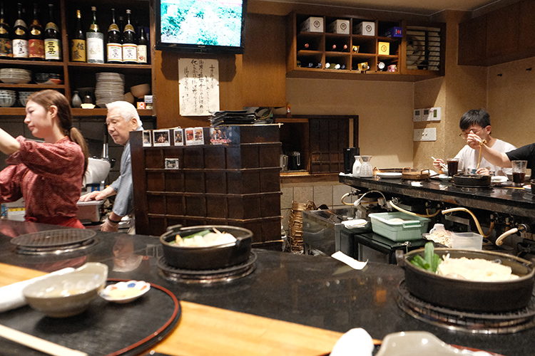 大阪老字號壽喜燒しゃぶ長店內只有16個座位,因為有明火煮壽喜燒,所以店內非常炎熱。