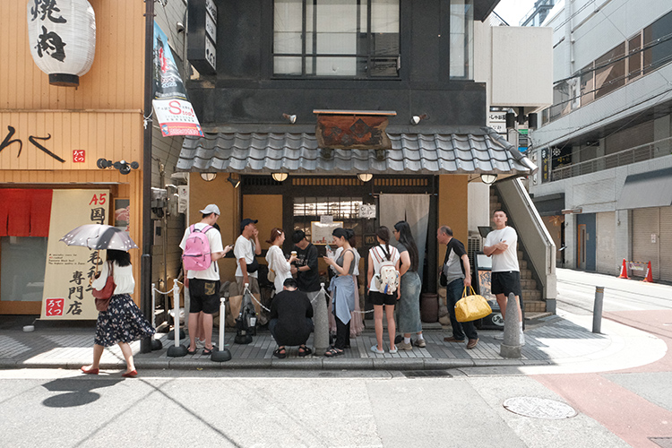 炎熱的夏天,大阪老字號壽喜燒しゃぶ長店門口,已排起長長的排隊人潮準備用餐?