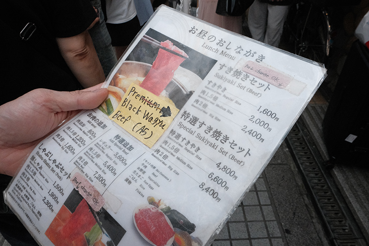大阪老字號壽喜燒しゃぶ長的菜單,最推薦A5黑毛和牛,不吃牛肉則可選擇豬肉,除了壽喜燒還有賣涮涮鍋。