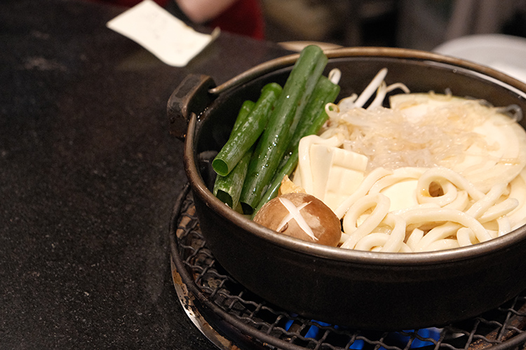 大阪老字號壽喜燒しゃぶ長壽喜燒包含:洋蔥、烏龍麵、豆腐、香菇等配菜,口味偏甜非常美味。