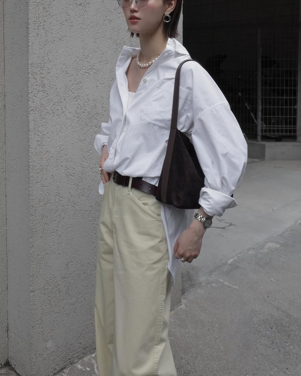 白色男友襯衫加同色系寬褲,簡約又充滿細節的OL穿搭