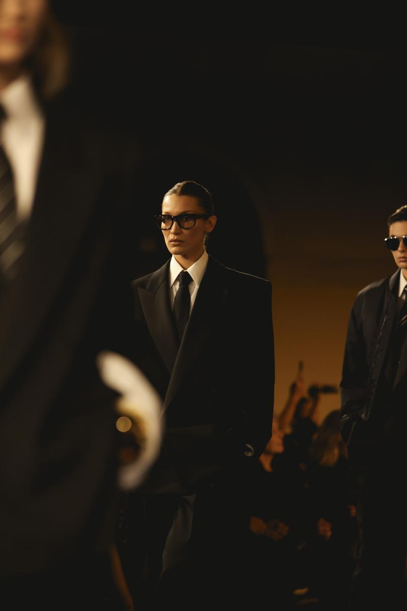 Saint Laurent 2025春夏系列,模特兒身著時髦套裝,符合當今OL穿搭!