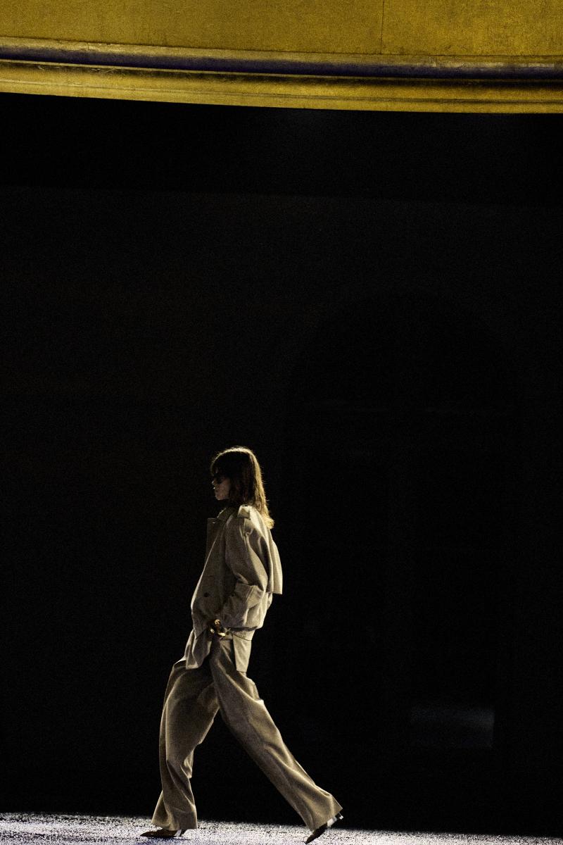 Saint Laurent 2025春夏系列,模特兒身著時髦套裝,符合當今OL穿搭!