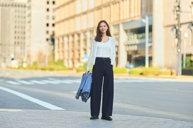 這款Uniqlo錐形褲模特兒上身示範,以簡約俐落的版型深受上班族與學生日常青睞,褲型從大腿至膝下自然收斂,能修飾腿型又不貼身