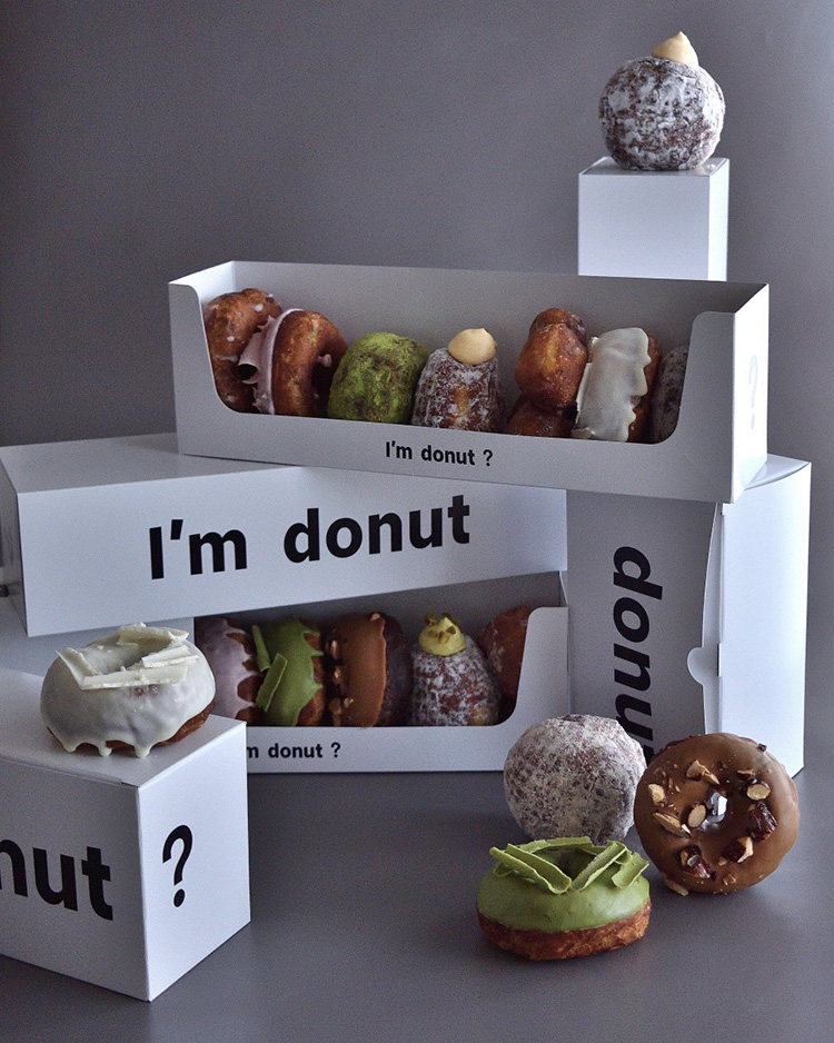 I'm donut?甜甜圈在台灣爆紅,三四盒白色經典紙盒堆疊一起,展示所有經典口味。