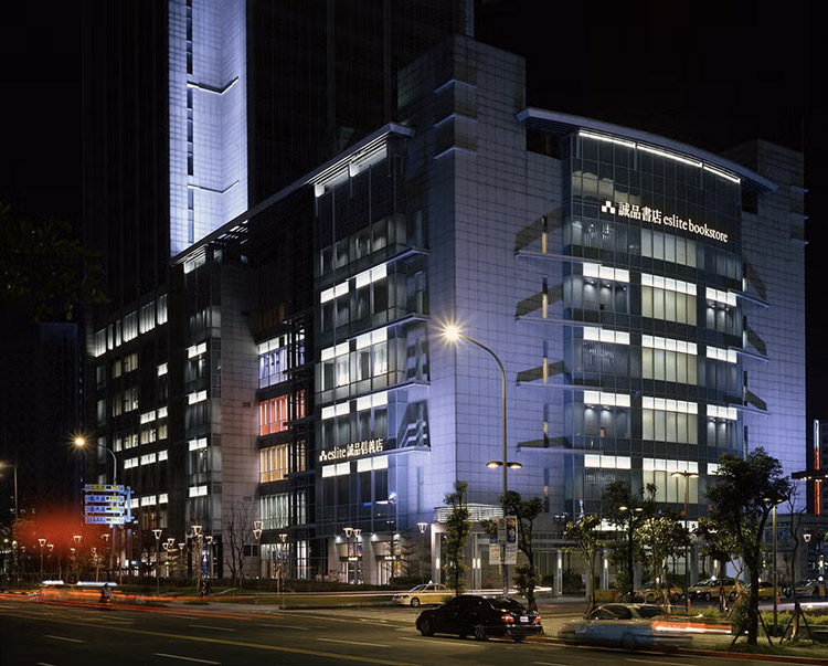 統一Dream Plaza接手信義誠品原址，晚上時間車水馬龍，百貨公司透出明亮燈光，看起來很熱鬧。