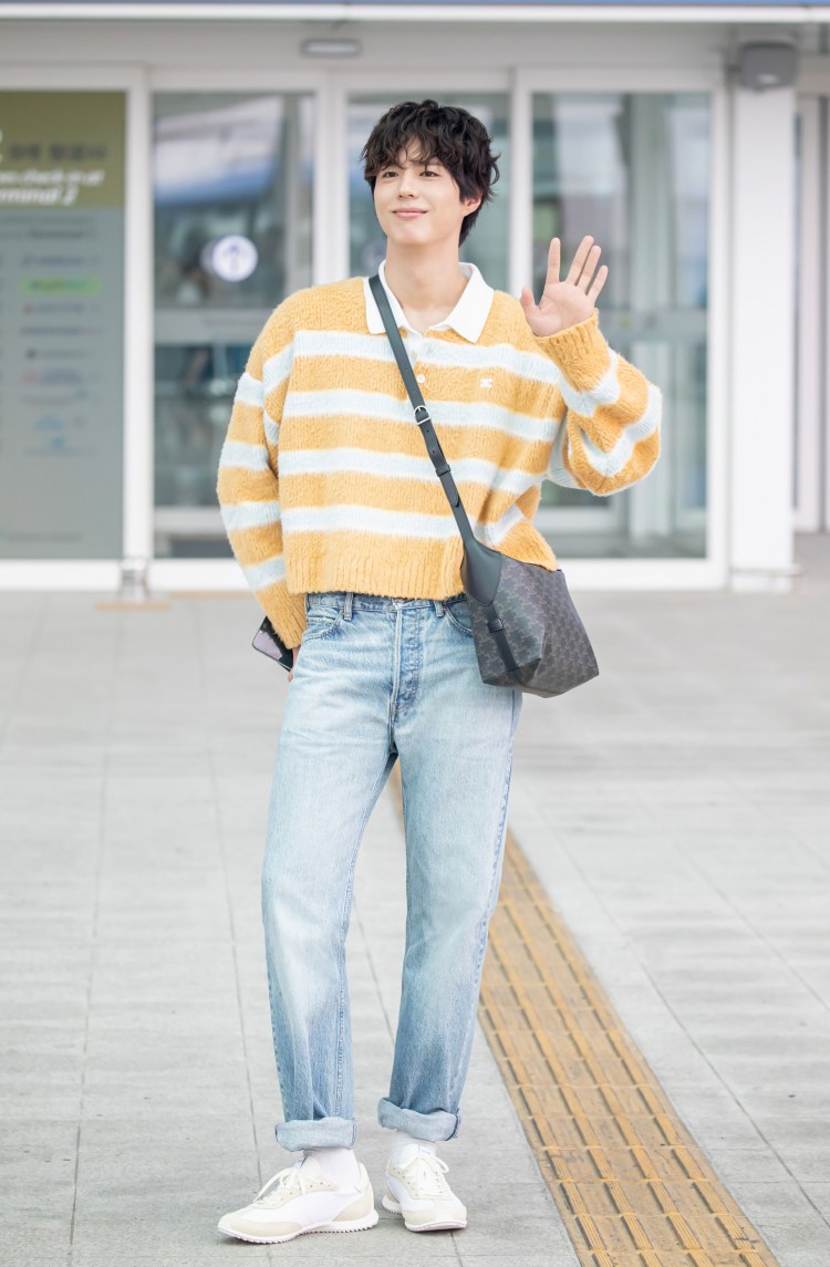 CELINE 全球品牌大使朴寶劍啟程巴黎，參加 2026 春季系列時裝秀。