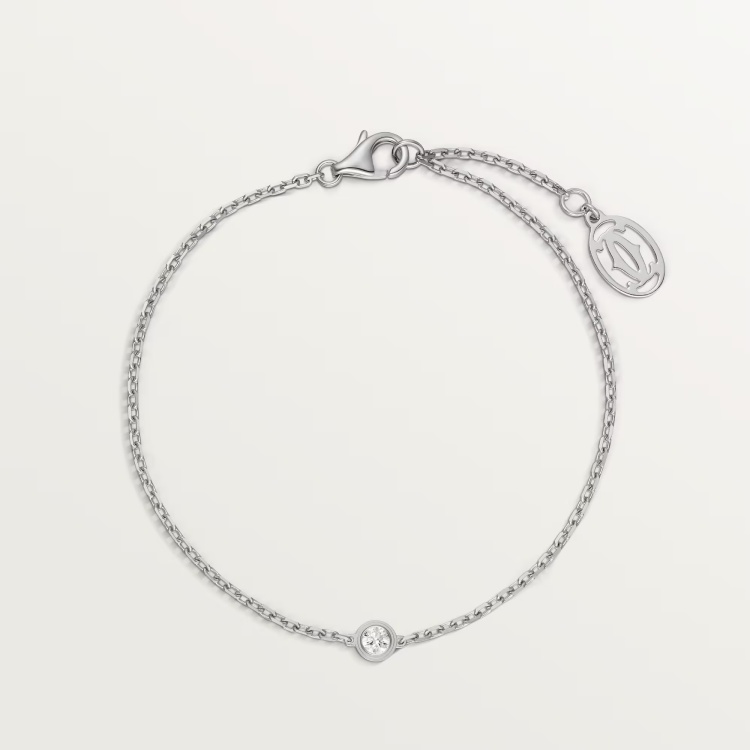 Cartier d'Amour手環，750/1000白K金，鑲嵌一顆重0.04克拉的圓形明亮式切割鑽石。厚度：1.78毫地。圖案直徑：3.79毫米。長度：165至185毫米（適用尺寸：17）。
