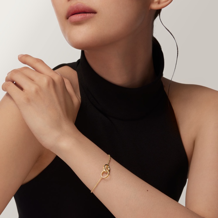 模特兒佩戴 Cartier 卡地亞18K黃金 Love 手鍊，經典極簡的設計非常優雅，無論男女都適合佩戴。