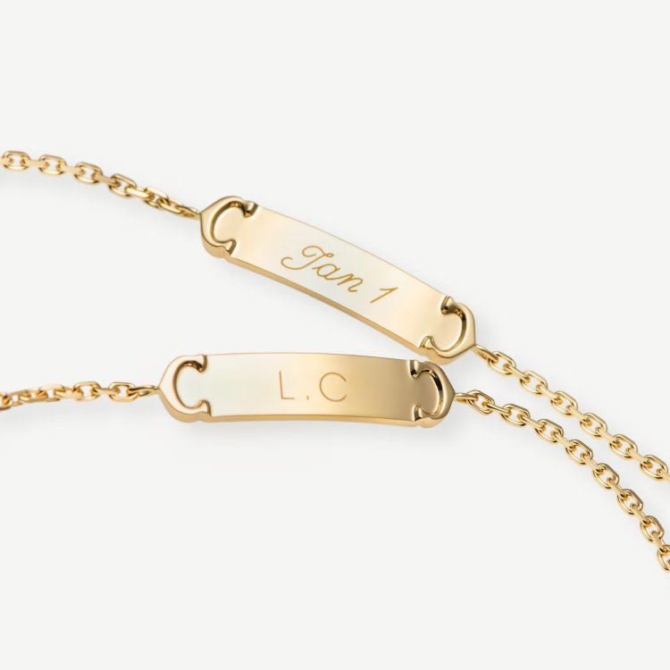 Cartier 卡地亞18K黃金 Logos 手鍊，中央小金牌可以篆刻上英文名字縮寫，或是具有紀念意義的日期，非常適合節日送禮。