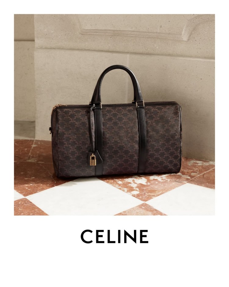 Celine老花行李袋，放置方格磁磚前。