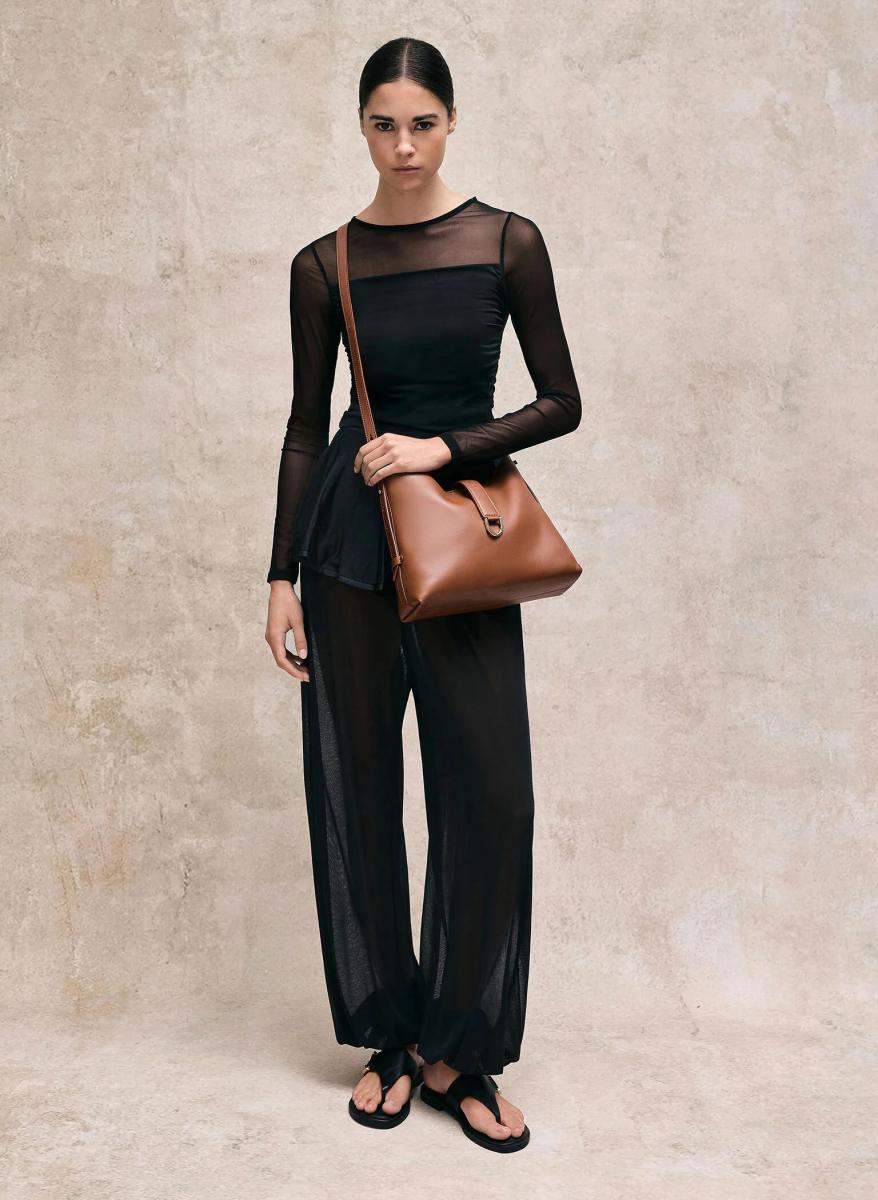 上班通勤族絕對會愛的小CK通勤大包!來自品牌高端 L'initial 系列,以柔軟的納帕綿羊皮製成,手感細膩高級。