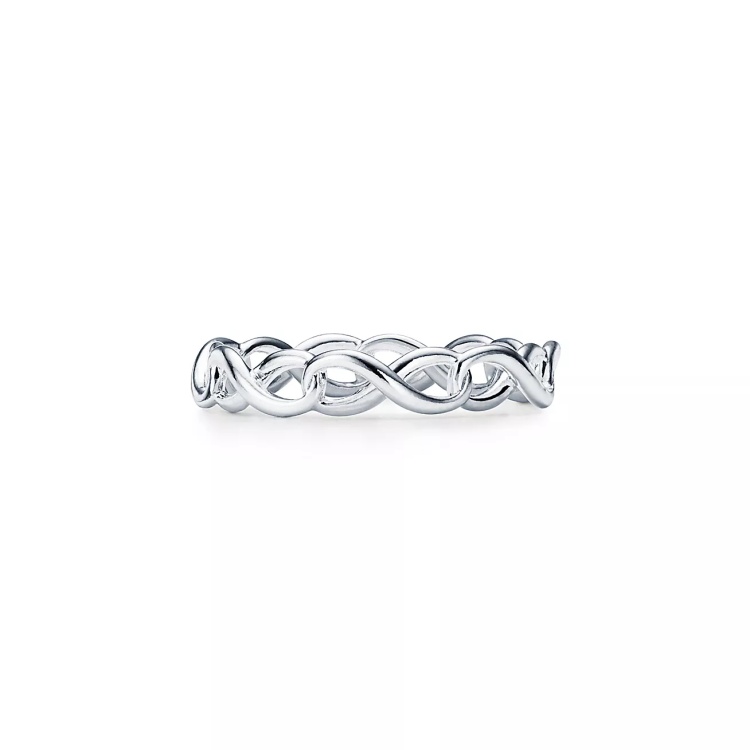 Tiffany Infinity Narrow Band 純銀戒指，一圈又一圈交錯環繞的無限符號，彷彿訴說著永不止息的情感與能量流動。