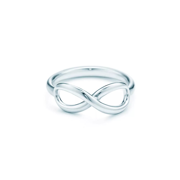 Tiffany Infinity 相較多重符號版本，這款以單一無限符號為主角的戒指，走的是極簡優雅路線。