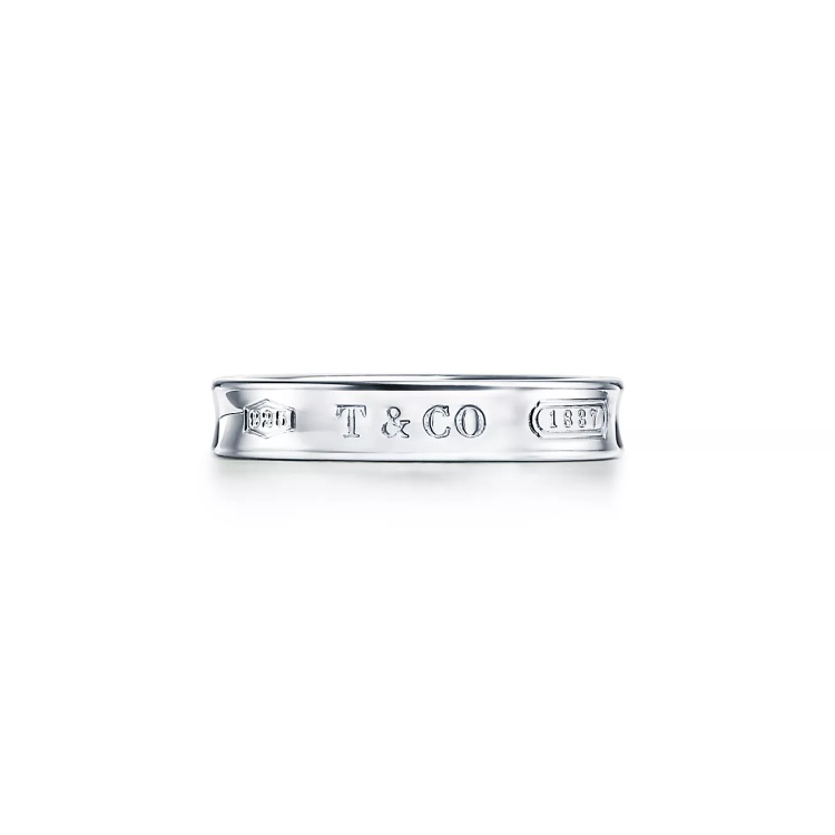 Tiffany 1837 Narrow 這款窄版戒指刻上創立年份，搭配簡約光滑的輪廓，不張揚卻耐看。