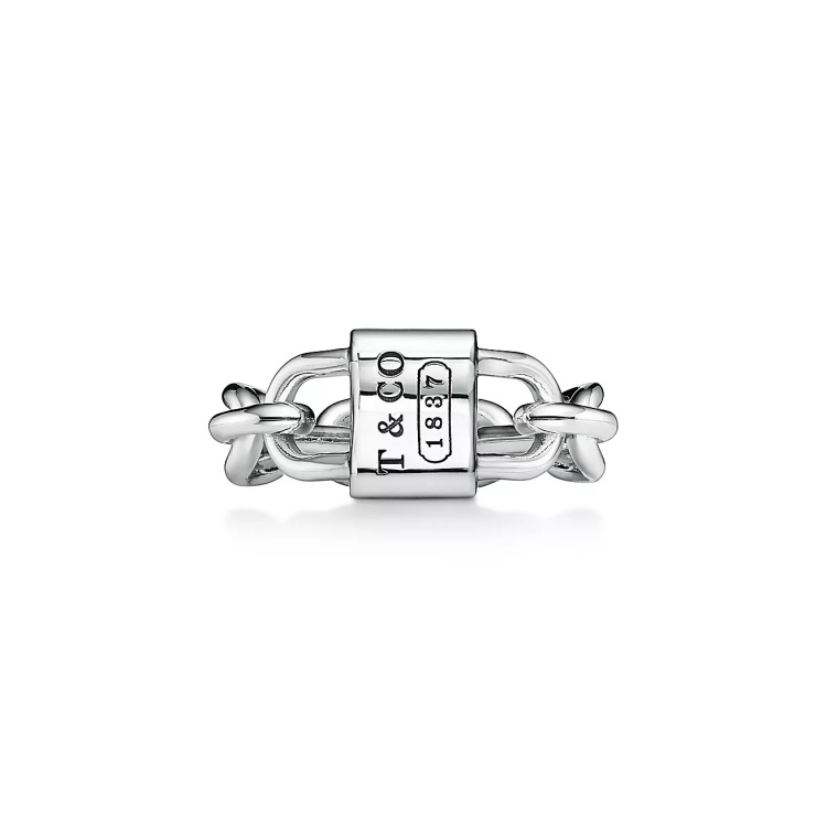 Tiffany 1837 Small Double Lock 兩個微小鎖扣環環相連，像是兩人之間互相緊扣的信任。