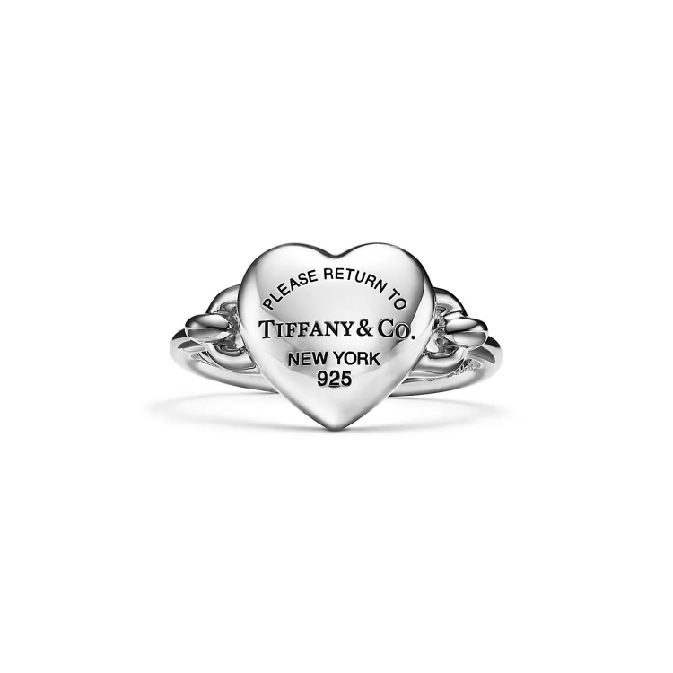 Return to Tiffany 系列的這款 Full Heart 立體心型戒指，比起過往設計更具雕塑感與存在感，像是被放大的悸動，被定格成一個飽滿的愛意圖騰。