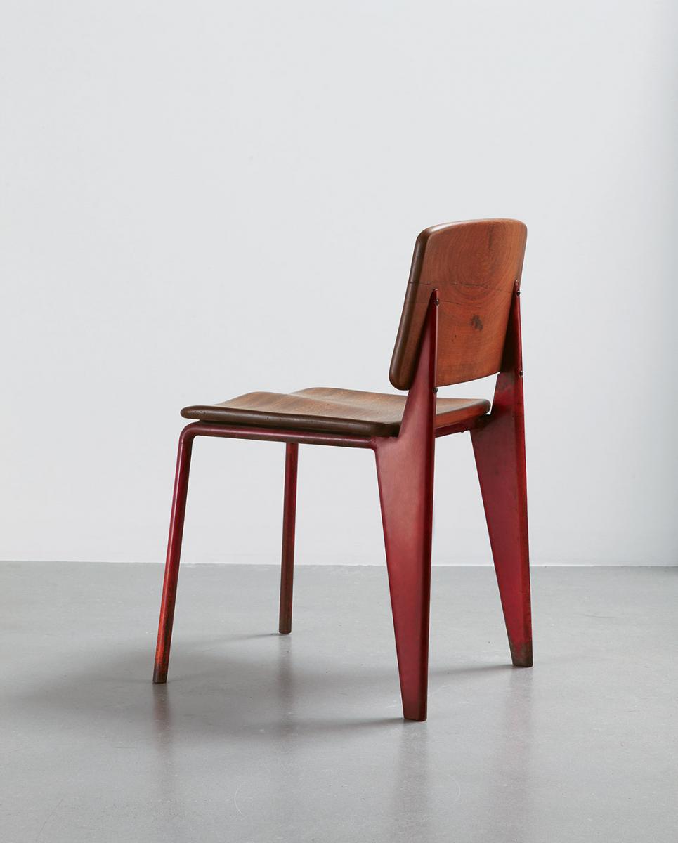 Standard Chair（標準單椅）是法國建築大師 Jean Prouvé（讓·普魯維，1901-1984）於 1930 年代設計的作品。
