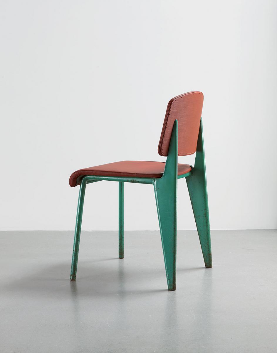 Standard Chair（標準單椅）是法國建築大師 Jean Prouvé（讓·普魯維，1901-1984）於 1930 年代設計的作品。