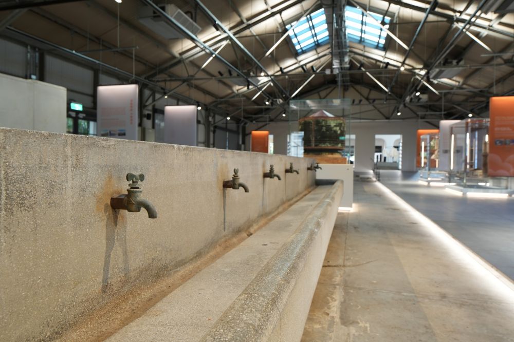 國家鐵道博物館《氤氳時代──員工澡堂常設展》一共分為三大區塊，見證台灣難得的大規模工業文化資產的新生過程。