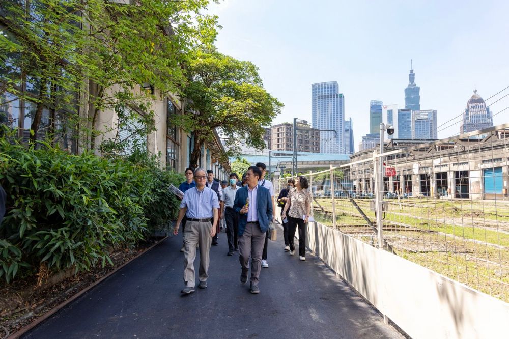 國家鐵道博物館強化了園區周邊的生活機能連結，亦能更靠近地觀賞古蹟建築群，將成為鐵道迷最新朝聖的新地標。透過通道的設計，拉長觀賞的時間，也成為一種美好的時光。