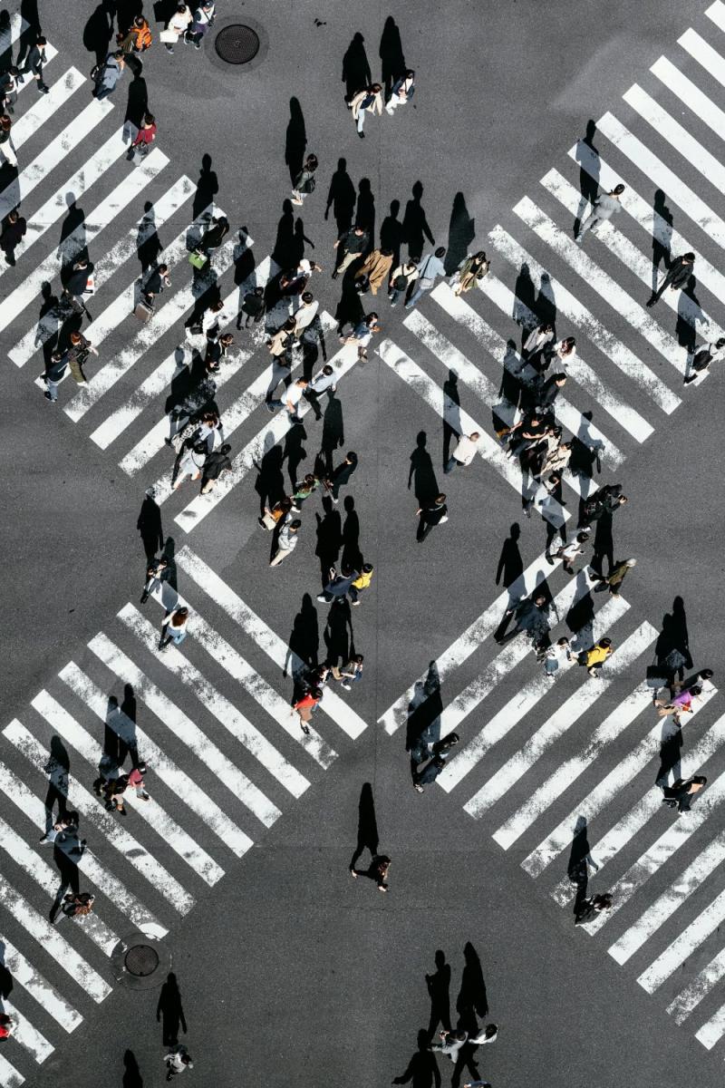 東京街道甚至很少看見「垃圾桶」的存在，養成人民把垃圾帶回家的習慣，從小到大的教育理念，使居民養成不對環境造成負面影響的習慣。