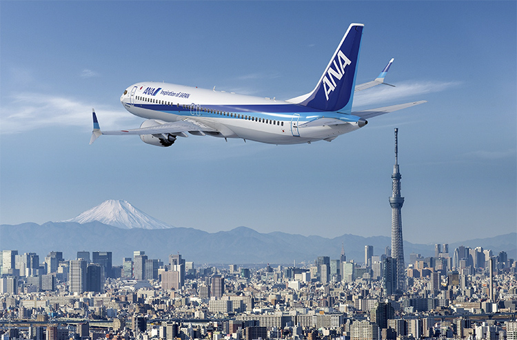 全日空獲得最乾淨航空第二名，這架飛機白色機身，配上藍色雞尾正悄悄從東京上空飛過。