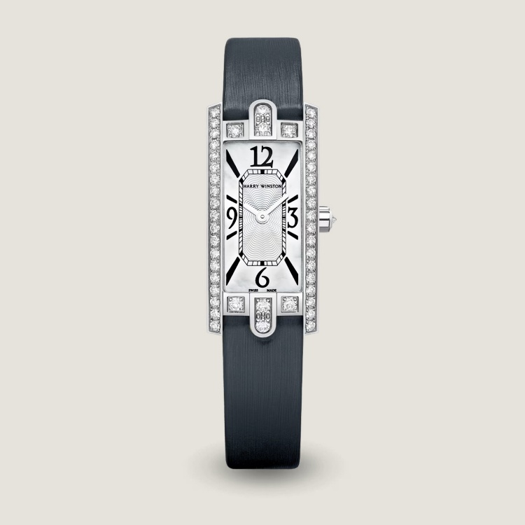 Harry Winston 向來是鑽石的代名詞,而 Avenue C Mini 更像一場縮影的珠寶盛宴。這款長方形腕錶以18K白金打造,鑲嵌47顆圓形明亮式鑽石,輕輕劃出一條如第五大道般的光芒軌跡。