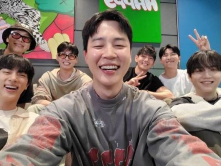 TS全員在Weverse合體直播中，隊長RM也隨口哼出〈Soda Pop〉，讓全球粉絲驚呼！