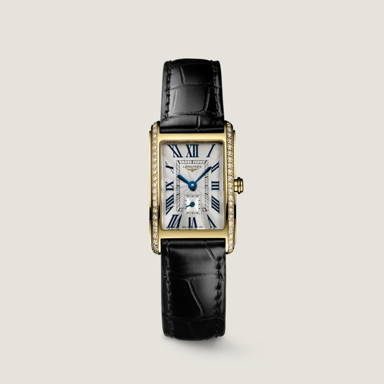 如果方形錶是一幅畫,Longines DolceVita 就是那種充滿義大利陽光的構圖。這款以1920年代為靈感的多情系列腕錶,擁有20.5 x 32mm的修長比例,搭配18K黃金錶殼與46顆頂級鑽石,閃耀中不失古典氣息。