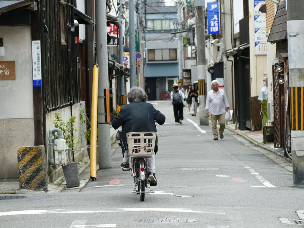 費用上，出租奶奶需支付 3,300 日圓（約新台幣 660 元）的交通費，與每小時 3,300 日圓（約新台幣 660 元）。換算下來，一個小時約新台幣 1,300 元。