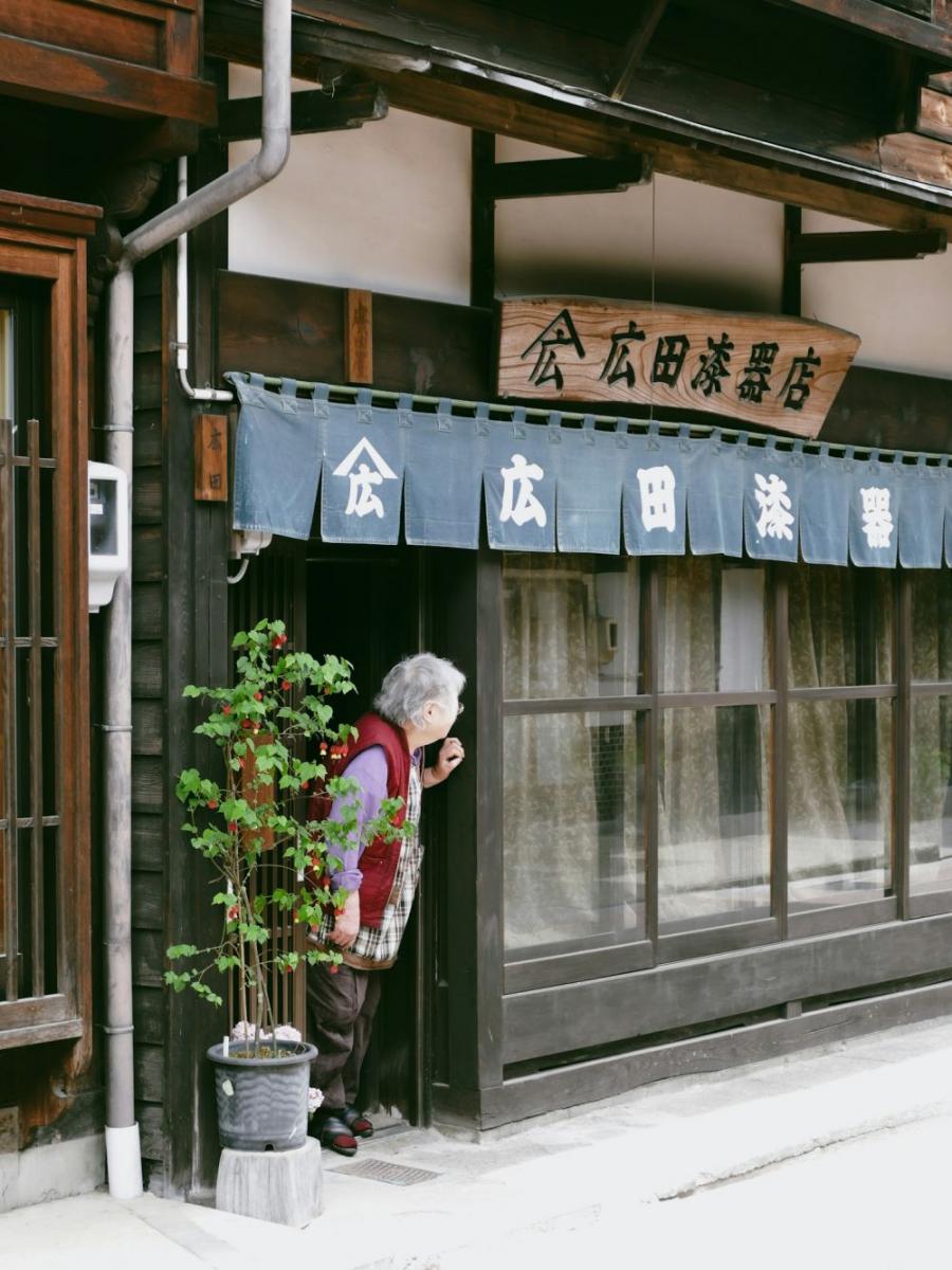 根據日本政府統計，大約有高達 930 萬的老年人（65 歲以上），仍在工作。相當於每 4 個退休年齡以上的老年人中，就有一人仍在職場上，也讓更多人將「出租老奶奶」服務，視為正面的社會現象。