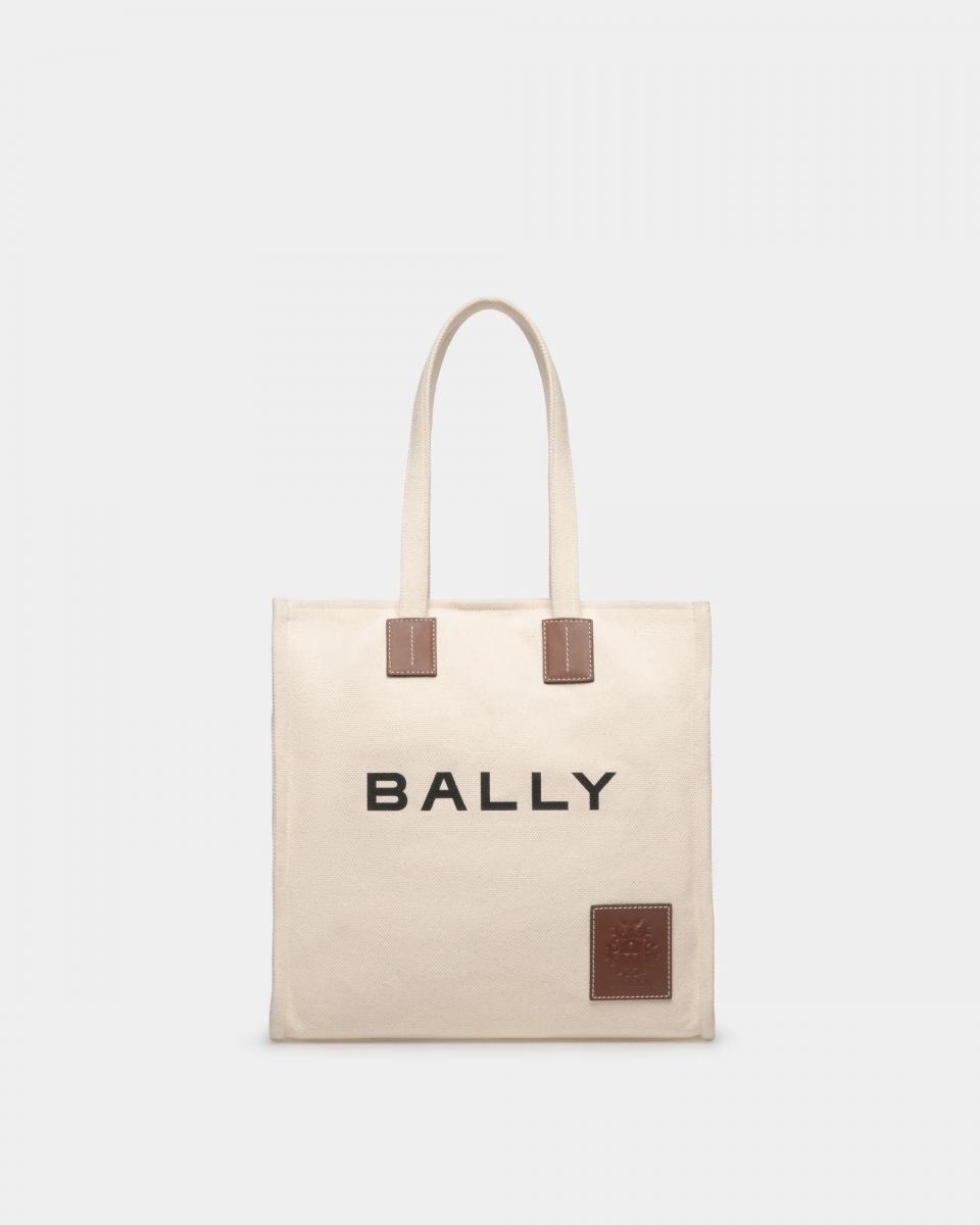 Bally這款托特包以品牌logo與壓紋皮革的點綴，採用高磅數帆布搭配皮革飾邊，包型方正俐落，在通勤時裝下筆電、文件都很OK！