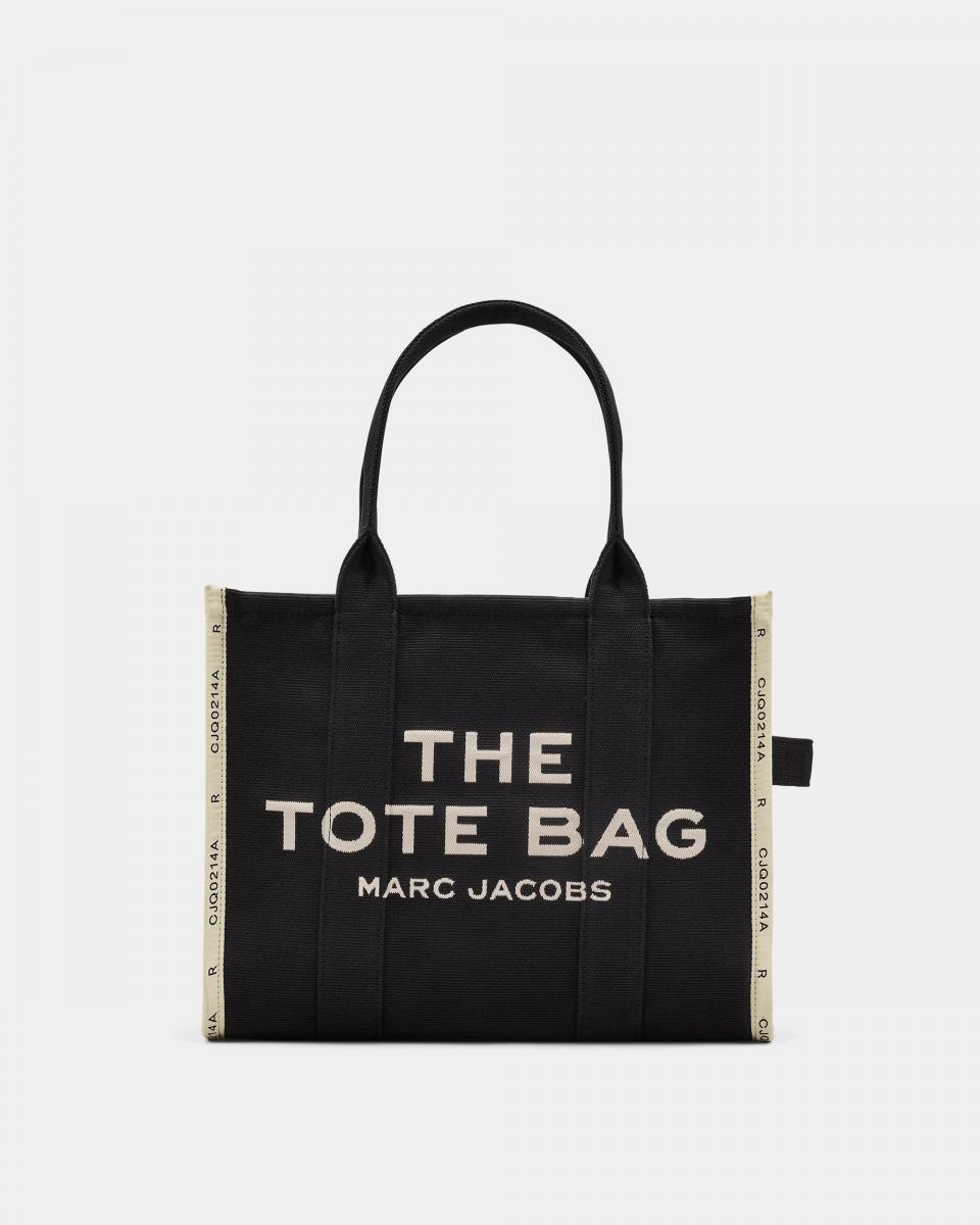 只要講到大容量托特包，一定會想起這一只Marc Jacobs「The Tote Bag」，黑色托特包的包型，搭配奶油白包邊與粗體品牌字樣