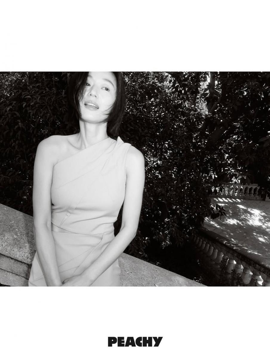 這張全智賢黑白照，身著服裝為MaxMara2025春夏系列。