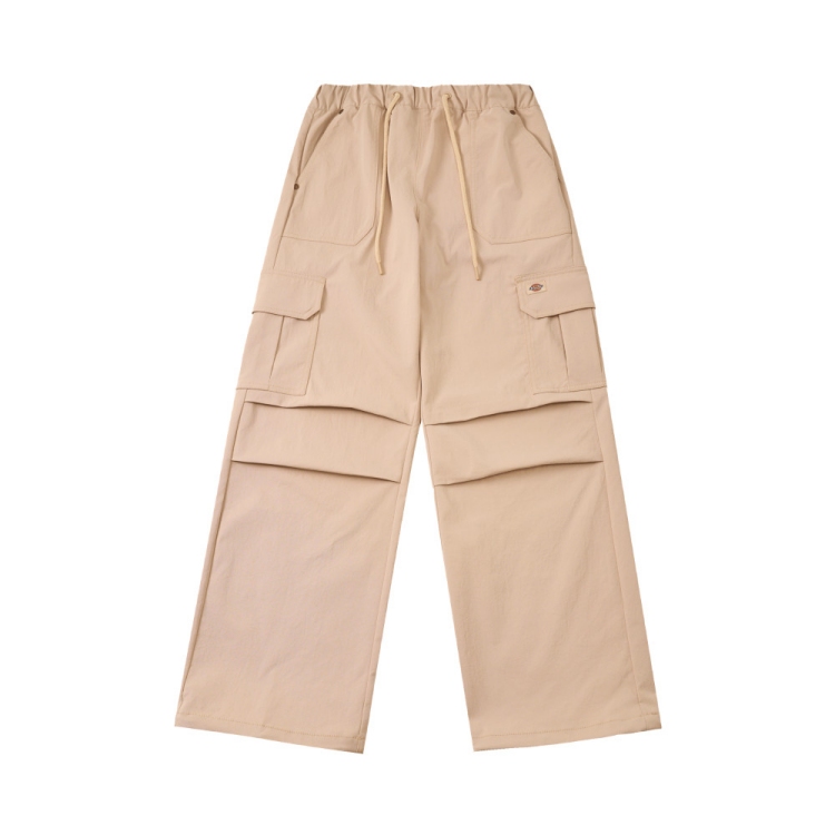 來自 Dickies 的女款工裝長褲，以淡雅的「愛爾蘭白」色調展現清新又不失街頭感的休閒風格，褲款整體以寬鬆直筒為基礎