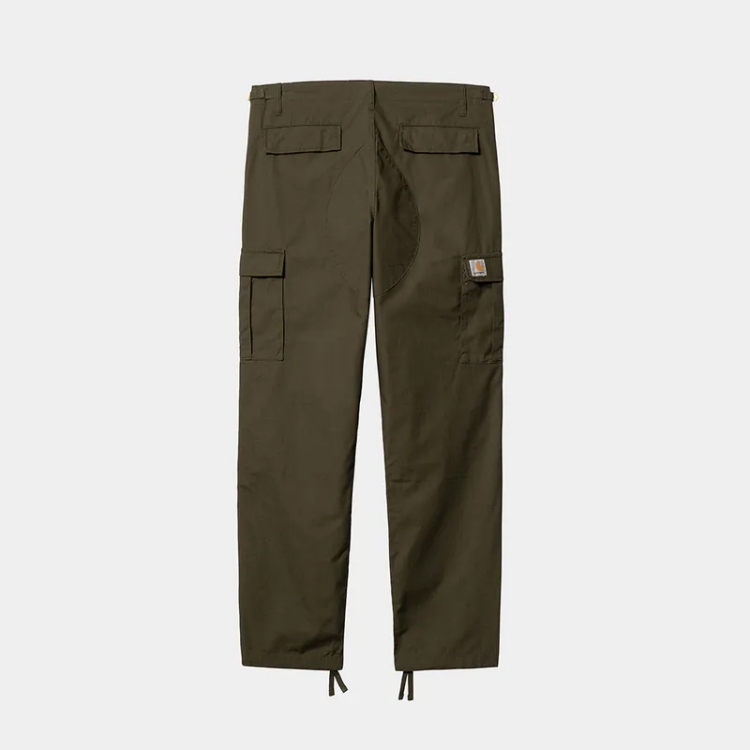 這款工裝褲是 Carhartt WIP 經典工裝支線中的熱門款式，相較於傳統工裝褲更為俐落，保留多口袋與機能性設計的同時，褲腳設有抽繩設計