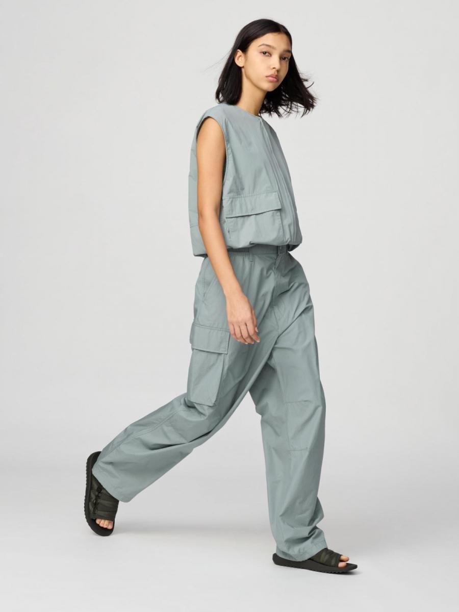 Uniqlo 寬版工裝長褲，兼具挺度與透氣性，穿起來帶點慵懶休閒的輪廓感。褲頭採用鬆緊帶設計，加上內側抽繩，提供穩定貼合又不壓迫的舒適感。