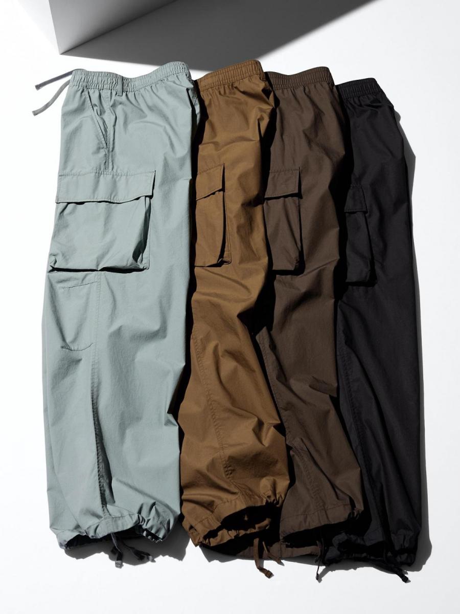 Uniqlo 寬版工裝長褲，兼具挺度與透氣性，穿起來帶點慵懶休閒的輪廓感。褲頭採用鬆緊帶設計，加上內側抽繩，提供穩定貼合又不壓迫的舒適感。