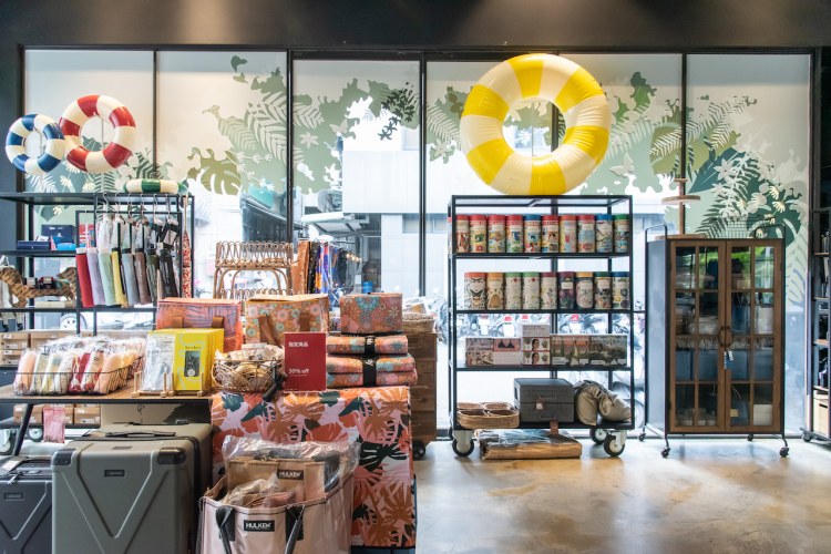 瑪黑家居選物中山店販售各式不同生活用品。