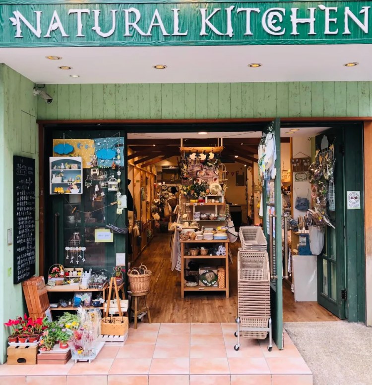 Natural Kitchen中山店以綠色木質作為整體視覺重點,店內商品種類多樣。