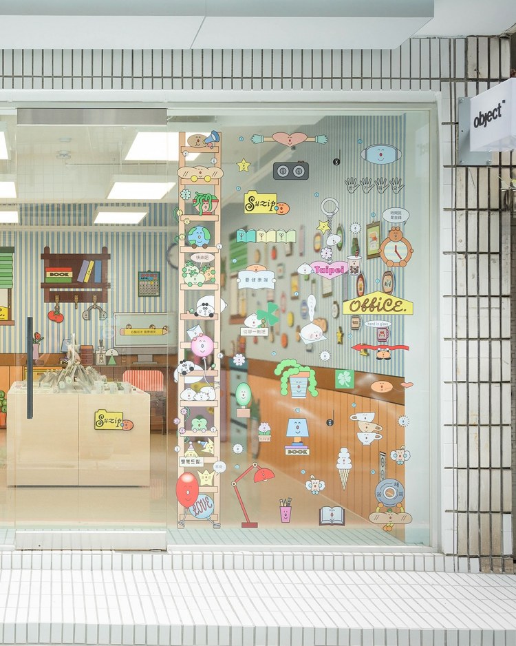 object台北中山店,門口落地窗貼滿眾多韓國文創品牌的貼紙裝飾。
