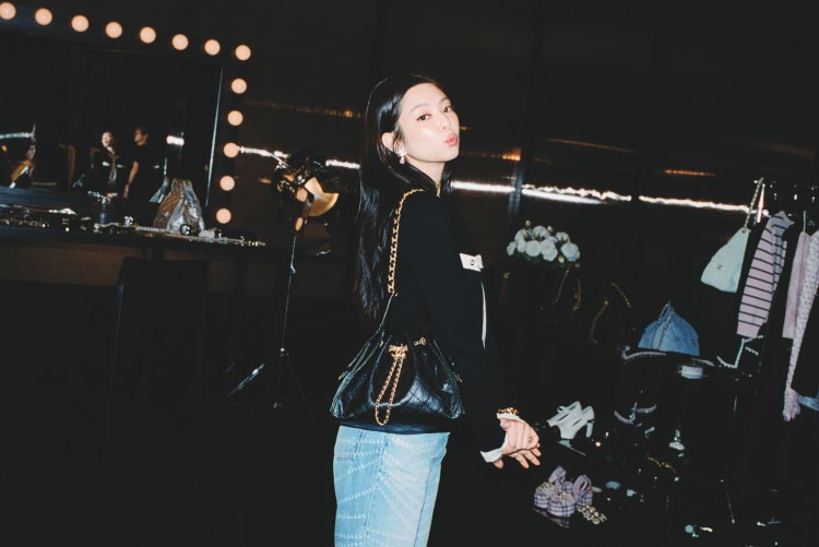 BLACKPINK成員Jennie，入鏡 Chanel 25包形象照。