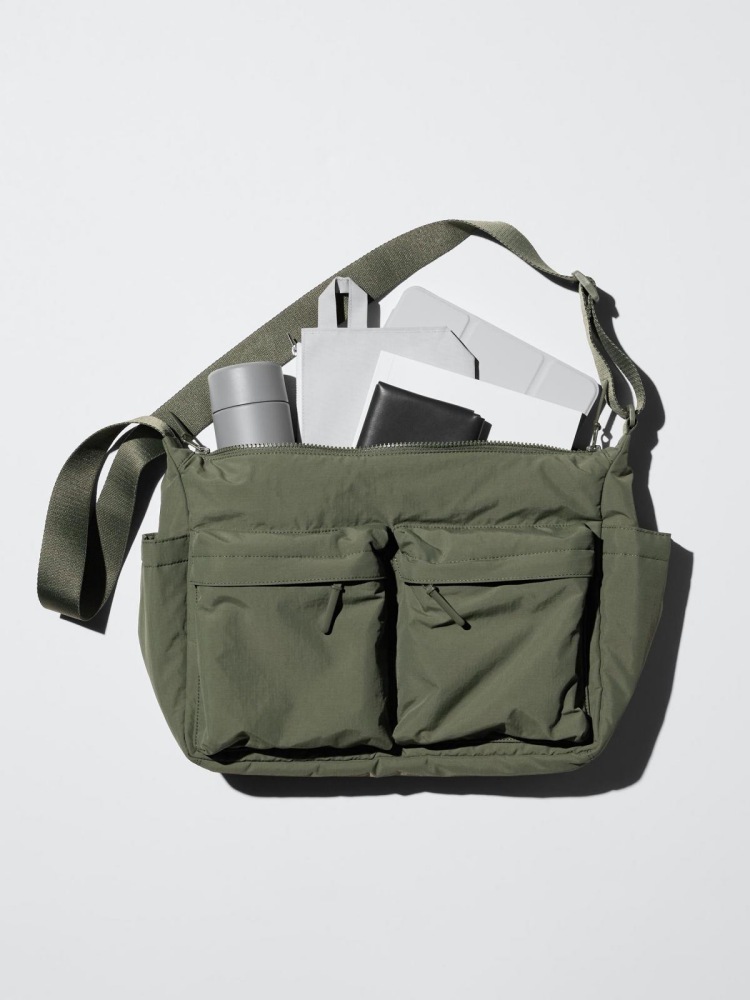 Uniqlo全新「多口袋肩背包」擁有7個隔層口袋，方便分區收納，設計具高度收納力。