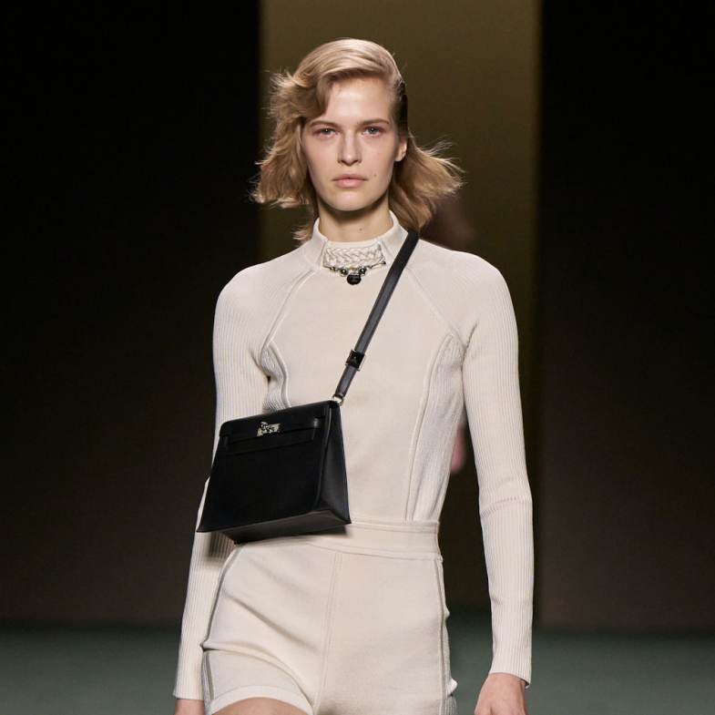 Hermès「凱莉包」再變身！2022秋冬大秀條紋成重點，絲巾印花、荷葉邊洋裝哪個女人能不愛？