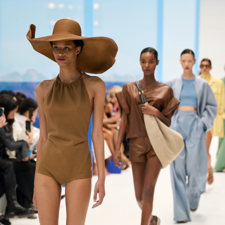 Max Mara 2023春夏大秀套裝美翻天！經典大衣新色太吸睛，同色系穿讓時尚小白也能穿出高級感