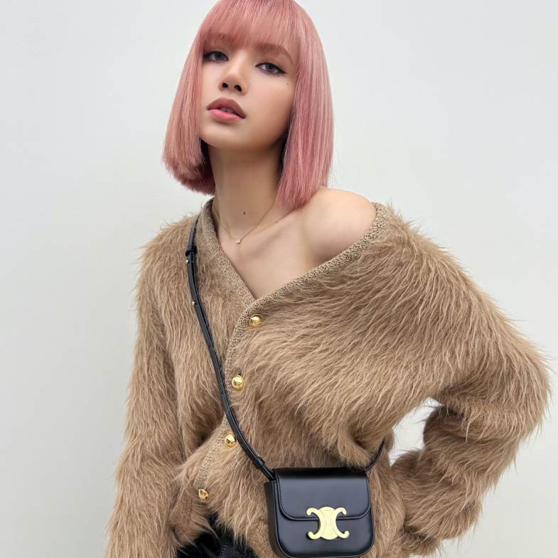 Celine老花包不夠看！「小黑方包」成為斷貨王，BLACKPINK Lisa到新生超模Kaia Gerber都搶揹！