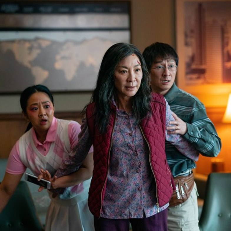 《媽的多重宇宙》熱映5大話題！楊紫瓊超狂百變造型、中文字幕爆爭議、「哈利波特」差點軋一角