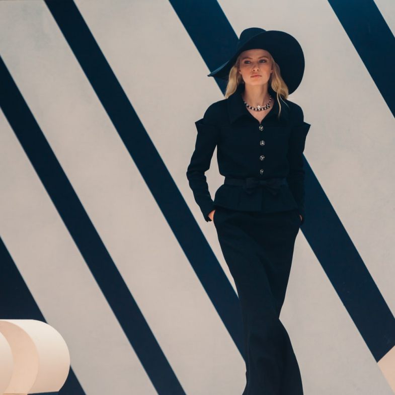 Chanel 2022/23秋冬高級訂製服登場，菲董打鼓開場、加入頂級珠寶...10大亮點帶妳秒懂大秀細節！